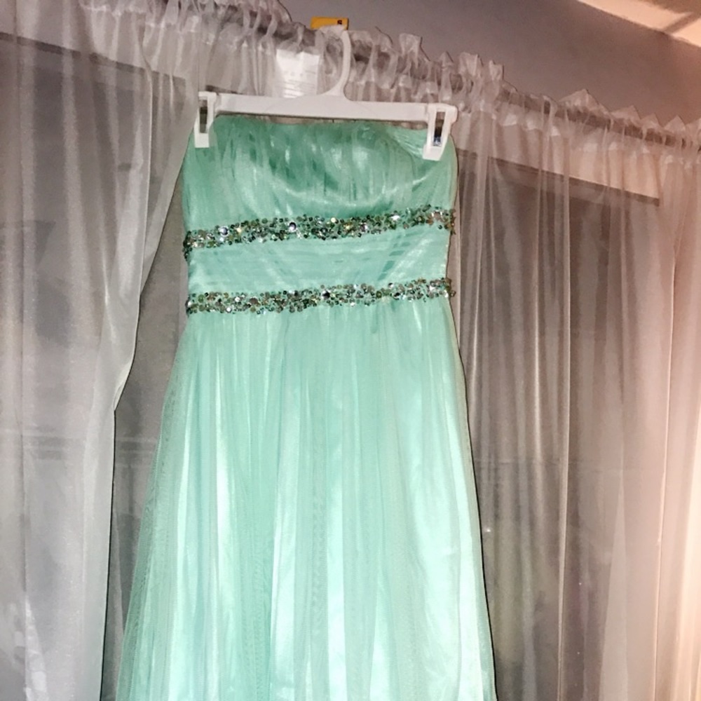 PROM DRESS - Picture 2 of 3